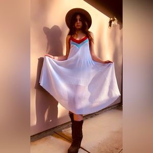 Stunning 🤩 Vintage Dress 🍒🍒🍒Size Small. 47 inches from shoulder to hem.